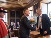 Landratspräsident Ruedi Waser (rechts) nimmt die Gratulation des Stansstader Gemeindepräsidenten Beat Plüss entgegen. Links Gemeindeweibel Fritz Stauffer. (Bild: Corinne Glanzmann (Stans, 27. Juni 2018))
