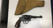 Diesen alten Revolver trug der Fahrer bei sich. (Bild: Eidgenössischen Zollverwaltung)