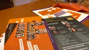 Flyer auf den Tischen an der Delegiertenversammlung der CVP Thurgau in Stettfurt. (Bild: Sebastian Keller)