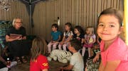 Gebannt hören die Kinder der Märchenerzählerin zu. (Bild: Salome Preiswerk Guhl)