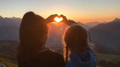 Herzerfüllter Sonnenuntergang auf dem Butzenboden mit Tal- und Bergblick. (Bild: Hans Traxel, Butzenboden oberhalb Haldi)