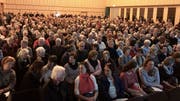 Gut 620 Stühle hatte Mischa Sutter im Flawiler Lindensaal aufgereiht. Das Angebot an Sitzgelegenheiten reichte bei weitem nicht aus. Über 100 Gäste mussten mit Stehplätzen Vorlieb nehmen. (Bilder: Andrea Häusler)
