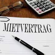 Mietvertrag auf Tisch mit Taschenrechner und Brille. (Bild: Archiv TZ)