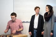Jodeldozentin Nadja Räss (Mitte) und ihre Studentin Dayana Pfammatter, begleitet von Emanuel Krucker. (Bild: Pius Amrein (Luzern, 28. November 2018))