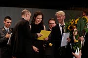 Stefan Casanova, Rektor ad interim, übergibt Lara Borner und Micheal Siebenmann den Jimmy-Bauer-Preis. (Bilder: Donato Caspari)