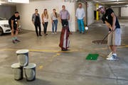 Urban Golf geht fast überall. Beispielsweise in einer Garage, wo Didi Keller (rechts) einen Anlass durchführt. (Bild: PD)