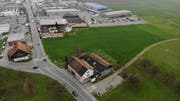 Auf dieser Wiese hinter der alten Käserei Schrofen (Bildmitte unten) soll in ein paar Jahren der neue kantonale Werkhof gebaut werden. (Bild: Reto Martin)
