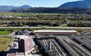 Mit der direkten Buslinie zwischen den Bahnhöfen Salez-Sennwald und Feldkirch sollen die Industriegebiete Sennwald (vorne), Ruggell (hinten links) und das Dorf Ruggell mit dem Öffentlichen Verkehr erschlossen bzw. besser erschlossen werden. (Bild: Corinne Hanselmann)