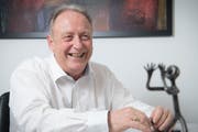 Gemeindepräsident Christian Spoerlé ehrt am 1. August Sportlerinnen und Sportler. (Bild: Ralph Ribi)