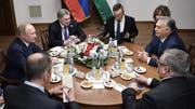 Stückli und gute Gespräche: Wladimir Putin (links) besuchte am Mittwoch seinen ungarischen Kollegen Viktor Orbán (rechts). (Bild: Keystone)