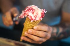 Maurizio Cagnazio stellt Gelato in der Gelateria La Vela in Rorschach nach italienischem Familienrezept her. (Bild: Michel Canonica)