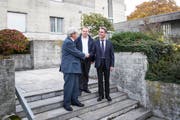 Robert Camenzind (von links), Julius Zihlmann und Beat Paul Dahinden vor dem ehemaligen Seminar der Missionare von der Heiligen Familie. (Bild: Manuela Jans-Koch; Ruswil, 9. November 2018)