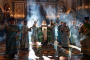 Der russische Patriarch Kiril (Mitte) während einer Messe. (Bild: Igor Palkin/AP, Moskau, 21. September 2018)