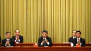 Der chinesische Präsident Xi Jinping (Mitte) während seiner Rede über die Wiedervereinigung Chinas mit Taiwan. (Bild: Mark Schiefelbein-Pool/Getty Images (Peking, 2. Januar 2019))