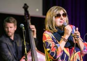 Thomas Götz als Sabine Schnyder mit Bassist Roland Hofer von der Formation «Die schöne Gest»e im Hintergrund. (Bild: Reto Martin)