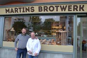 Neu am Paulusplatz: «Martins Brotwerk» von Geschäftsführer Roberto del Greco und Bäckermeister Martin Winkel (rechts). (Bild: Lucien Rahm, Luzern, 21. Mai 2019)