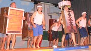 Tanzende Möbelstück: Der Männerturnverein tritt auf.