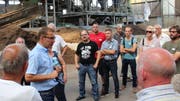 Der stellvertretende Geschäftsführer Beat Sutter führt die 50 Unternehmer aus Gachnang durch den Betrieb. (Bild: Manuela Olgiati)