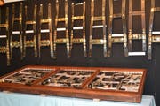 Beschlagene Hosenträger ganz verschiedener Hersteller, aber auch Uhren- und Ladenketten begeistern die Liebhaber und Kenner von Trachtenschmuck. (Bild: Adi Lippuner)