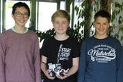 Drei der fünf Oberstufenschüler mit einem ihrer selbstgebauten EV3-Roboter (von links): Philipp, Joel und Linus. (Bilder: Joëlle Ehrle)
