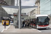 Heute gehört das nebeneinander von Bus und Postauto auf dem St.Galler Bahnhofplatz zum Pendleralltag. Das könnte sich im kommenden Jahrzehnt schrittweise verändern. (Bild: Hanspeter Schiess - 24. Mai 2018)