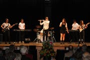 Die Band "art to go" der Musikschule Flawil stimmt die Stimmberechtigten Bürger auf die Versammlung ein.