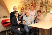 Der Vorstand des Verkehrs- und Kulturvereins Lichtensteig mit Stefan Schmid, Bernadette Krucker und Michi Ehrbar (stehend, von links) sowie Germaine Bannwart, Silvio Storchenegger und Renate Schlegel (sitzend von links) stösst auf ein gutes Vereinsjahr an. (Bild: Martin Knoepfel)