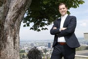 Der neue Zuger Tourismusdirektor Nicolas Ludin, fotografiert oberhalb der Stadt Zug. Bild: Werner Schelbert (15. Juni 2018)