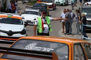 Damit jedes Fahrzeug zum richtigen Zeitpunkt am richtigen Ort ist, sind die Mitarbeiter des Ressorts Fahrerlager verantwortlich. Sie dirigieren unter anderem die Fahrer an den Start. (Bild: Bergrennen Hemberg 2018)