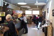 Der Raum modern und hell, die Produkte originell und einzigartig: Der Shop lädt zum Verweilen ein. (Bilder: Joëlle Ehrle)