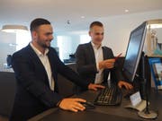 Samuel Schenk (rechts) von der Raiffeisenbank macht Dashmir Iseini (links) von Elkuch Eisenring mit der Bankenwelt vertraut. (Bild: Angelina Donati)