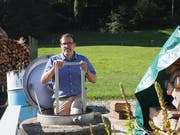 Armin Bachofner schaut sich den Bestand des Quellwassers an und klettert dazu in den Sammelschacht in Langenau. (Bilder: Angelina Donati)