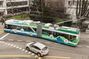 Ein «SwissTrolley plus» bei der Testfahrt in St.Gallen. Der Akku des Batterie-Trolleybusses hält gemäss dem Schweizer Bushersteller Hess mindestens acht Jahre. Während der durchschnittlichen Einsatzdauer eines Busses müsste er also einmal gewechselt werden. Kostenpunkt: Rund 100000 Franken – je nach den Anforderungen an seine Leistungsfähigkeit. (Bild: Hanspeter Schiess/6. Februar 2018)
