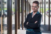 Magdalena Caduff vor dem Kantonsspital St.Gallen. Dort habe sich ihr Leben verändert, sagt sie. (Bild: Urs Bucher)