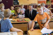 Bildungsdirektor Reto Wyss bei einem Besuch einer Primarklasse in Hildisrieden. (Bild: Nadia Schärli, 18. August 2017)