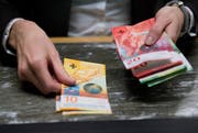 Die SVP will über Steuern und Sparen separat abstimmen lassen. (Bild: Corinne Glanzmann