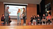 Doppelt geehrt wurde Susan Wildermuth (Mitte mit Mikrofon) für ihre herausragenden beruflichen Leistungen als Malerin. (Bild: Andrea Häusler)