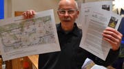 Urs Ruch vom Verein Pro Salen-Reutenen zeigt das Flugblatt, mit dem sie auf ihr Anliegen aufmerksam machen. Bild: Margrith Pfister-Kübler