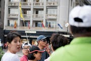 Eine Gruppe chinesischer Touristen auf dem Schwanenplatz in Luzern. Bild: Corinne Glanzmann (5. Juni 2018)