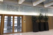 Das Kunstwerk mit verschiebbaren Glasplatten im Foyer der FHS. (Bild: PD)