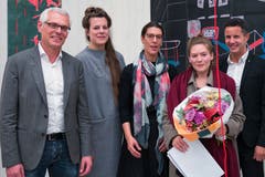 Von Links: Stefan Zollinger (Leiter Nidwaldner Museum), Lena Friedli, (Jurypräsidentin NOW 18 / Kuratorin Kunstplattform akku, Emmenbrücke), Barbara Ruf (stv. Kuratorin, Nidwaldner Museum), Olivia Abächerli, die Preisträgerin des Unterwaldner Preis für bildende Kunst 2018, und Marius Risi, Kulturbeauftragter des Kantons Obwalden. (Bild: PD)