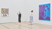 Dreimal im Jahr wird die Sammlung der Fondation Beyeler in Riehen neu gehängt. Derzeit begegnen sich dort Roy Lichtensteins «Girl with Tear III» und Andy Warhols «Self-Portrait». (Bild: Mark Niedermann)