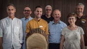 Sie stellten die Wertschöpfungskette vom Wald bis zum fertigen Holzbau sicher: Architekt Donatus Lauener, Bürgerpräsident Stefan Rechberger, Nat Baumann (Eugster Holzbau), Ingenieur Walter Bieler, Schulpräsident Erich Schaffer, Gemeindepräsidentin Jacqueline Müller und Martin Keller (Sägerei Keller). (Bild: Andrea Stalder)
