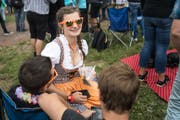 Die erwartete Dirndl-Romantik und das Schnauzträger-Klischee bewahrheitete sich beim musikalischen «16-Gänger» nur bedingt. Der Schlagerpublikum war jung, richtig jung. (Bild: Michel Canonica)