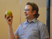 Gemeindepräsident Ulrich Marti mit der Mango für den zu verabschiedenden Peter Furger. (Bild: Mathias Frei)