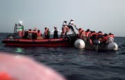 Mitarbeiter des Rettungsbootes Aquarius retten Flüchtlinge in Seenot aus dem Mittelmeer. (Kenny Karpov/EPA; 10. Juni 2018)