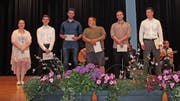 Dechs der sieben Gewinner des Preises für die besten Notendurchschnitte in den Fächern Berufskunde und Allgemeinbildungs-Unterricht. (Bilder: Saskia Bühler)