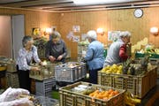 Mina Bühler, Frieda Stauffacher, Hanni Raschle und Margrit Fässler sortieren die eingegangenen Lebensmittel (von links). (Bild: Urs M. Hemm)