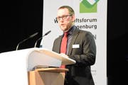 Christian Hildebrand, Präsident des Organisationskomitees des Wirtschaftsforums Toggenburg, an seiner Eröffnungsrede im Festzelt der TOM zum 22. WFT. (Bild: Urs M. Hemm, 9. Mai 2018)