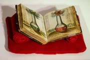 Das rund 370 Jahre alte Alchemiebüchlein von Ulrich Ruosch bildet das Herzstück der Ausstellung. (Bild: Claudio Weder)